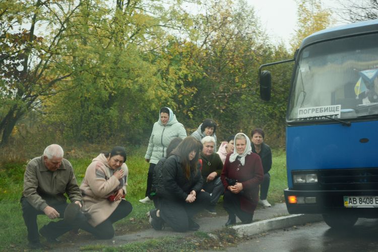 Заплакало небо, трава похилилась