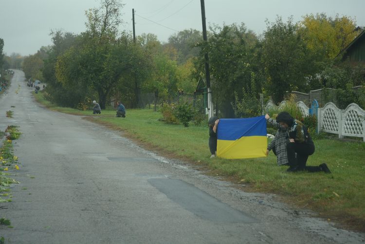 Заплакало небо, трава похилилась