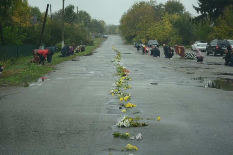 Заплакало небо, трава похилилась
