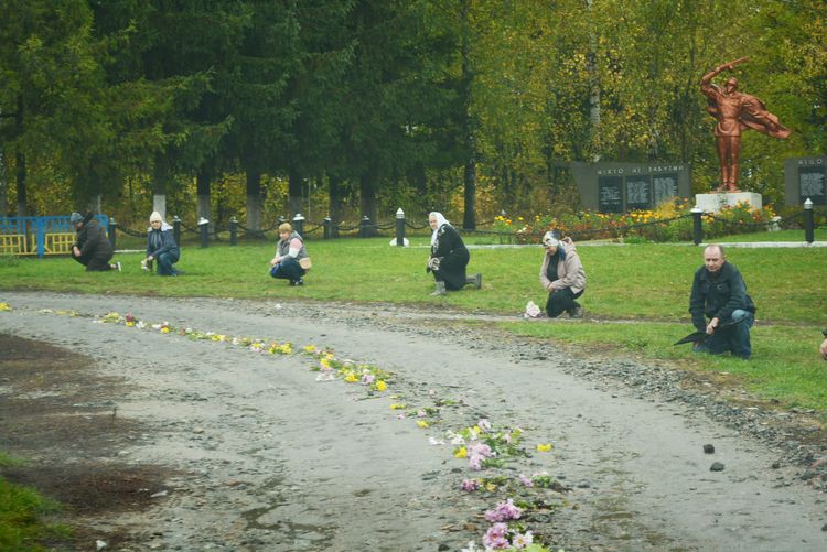 Заплакало небо, трава похилилась