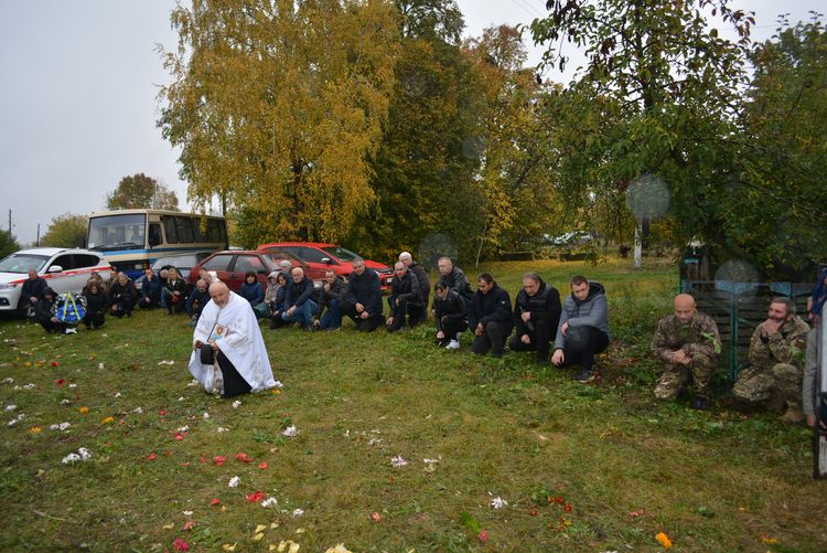 Заплакало небо, трава похилилась