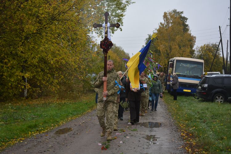 Заплакало небо, трава похилилась