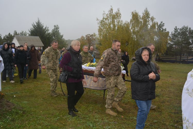 Заплакало небо, трава похилилась