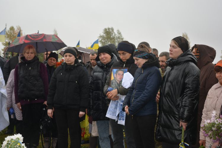 Заплакало небо, трава похилилась