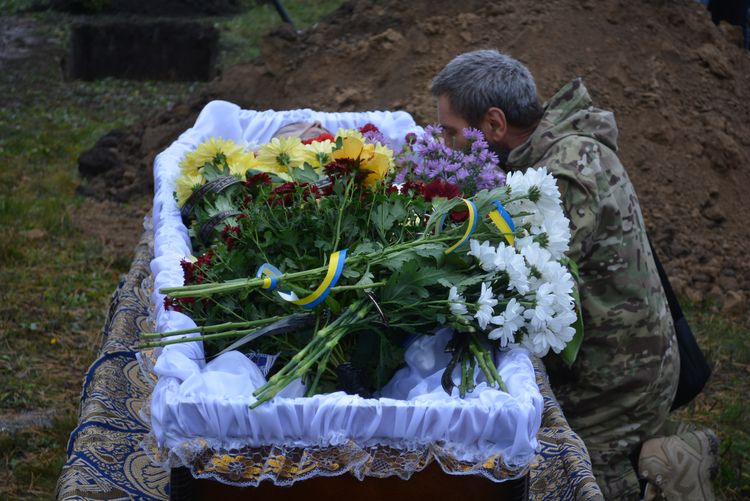 Заплакало небо, трава похилилась
