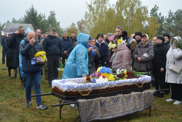 Заплакало небо, трава похилилась