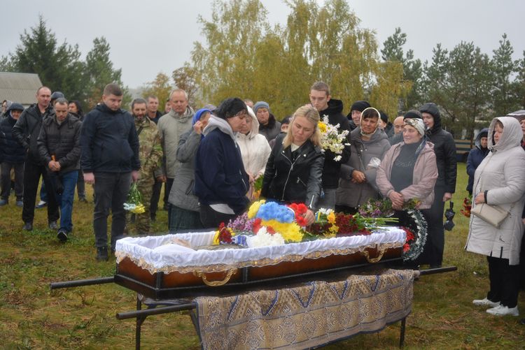 Заплакало небо, трава похилилась