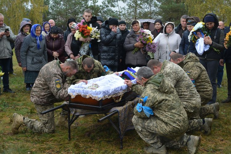 Заплакало небо, трава похилилась