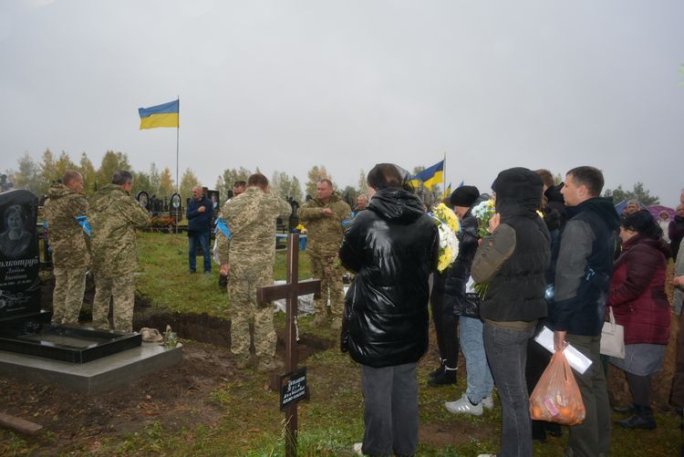 Заплакало небо, трава похилилась