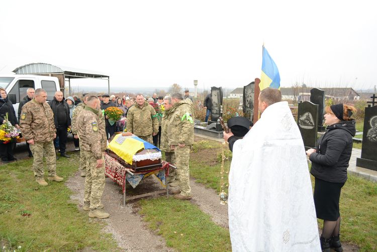 Провели в останню земну дорогу