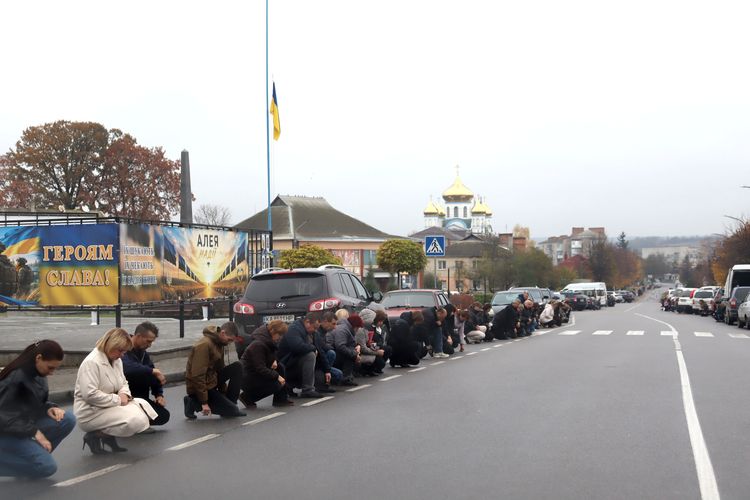 Мешканці громади схилили голови