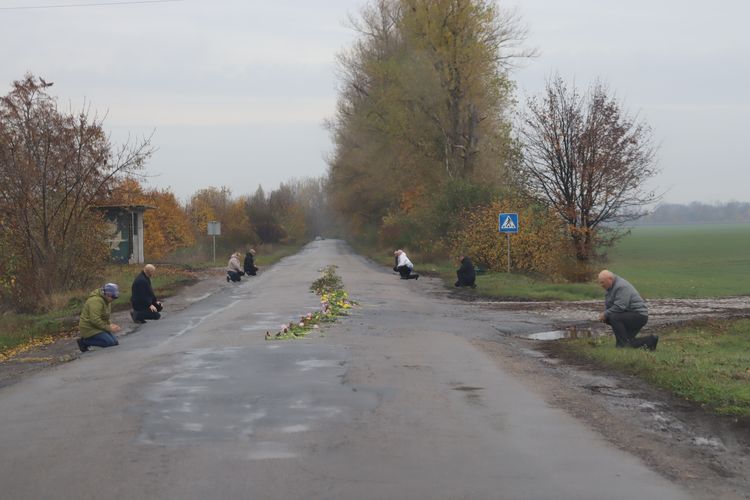 Мешканці громади схилили голови