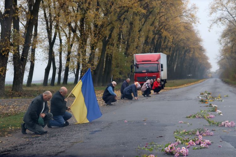 Мешканці громади схилили голови