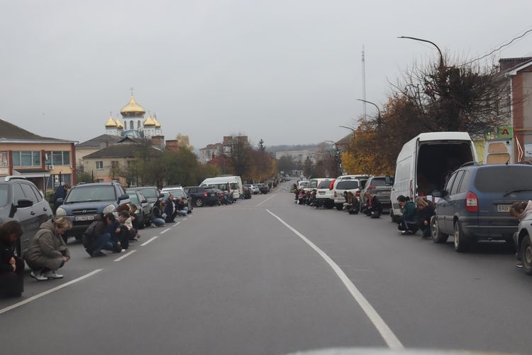 Мешканці громади схилили голови
