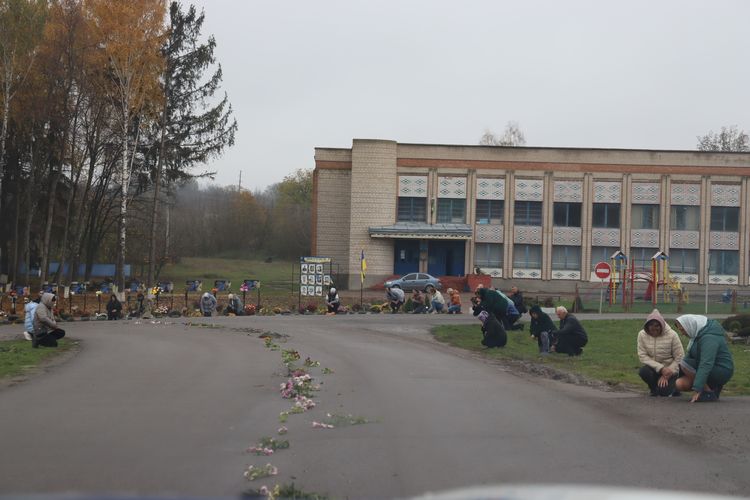 Мешканці громади схилили голови