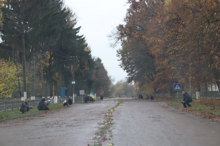 Мешканці громади схилили голови