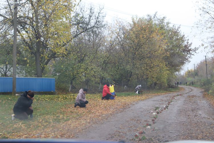 Мешканці громади схилили голови