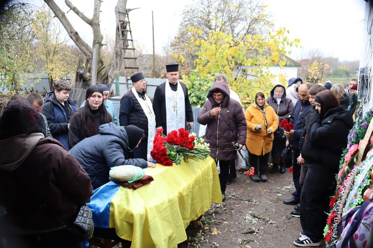 Мешканці громади схилили голови
