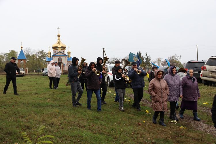Мешканці громади схилили голови