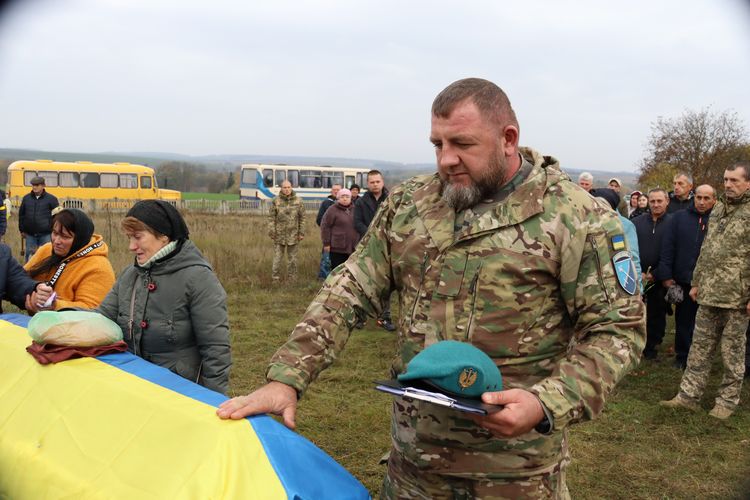 Мешканці громади схилили голови