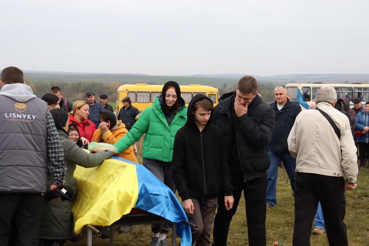 Мешканці громади схилили голови